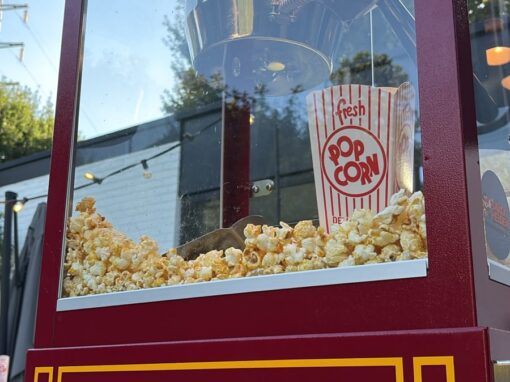 popcornmachine voor evenementen Rode popcornmachine met verse popcorn en kartonnen bakje van Snakhelden huren