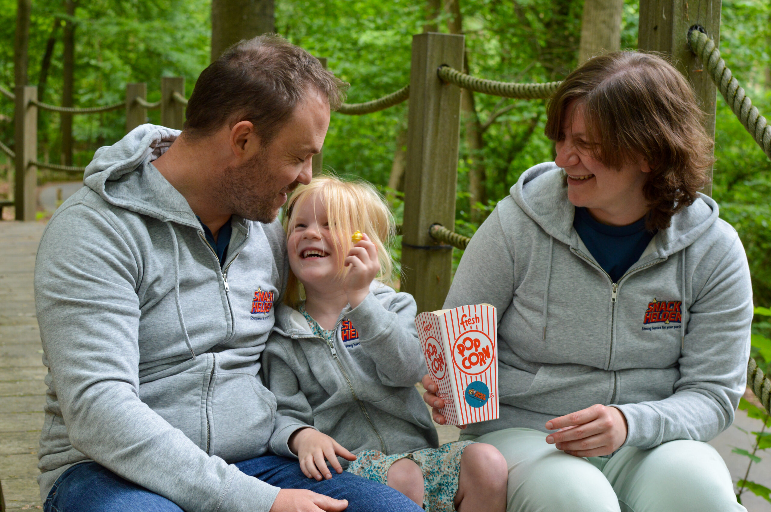 Snackhelden eet samen popcorn