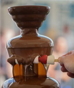 chocoladefontein met vers fruit Fruitspies met chocolade bij een chocoladefontein
